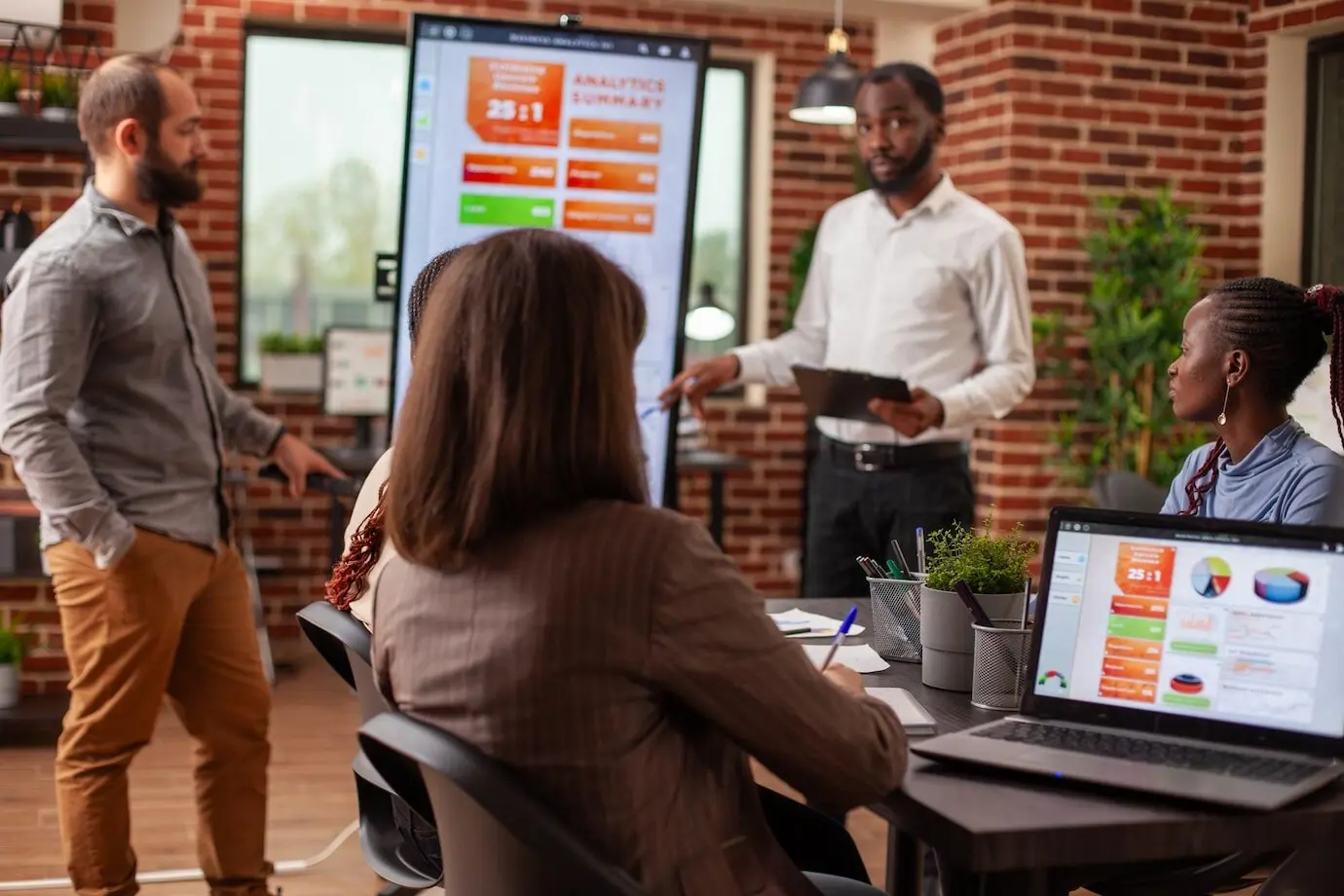 Бизнесмены представляют аналитику стартапа.